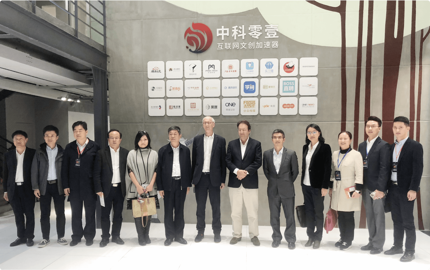 世界创意产业之父约翰•霍金斯及中国文创产业峰会考察团一行莅临参观指导